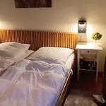 Historisches Schulhaus Mit Kamin Fuer Familiengarten An Nordsee Appartement Butjadingen