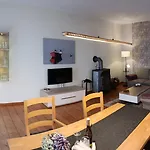 Appartement Historisches Schulhaus Mit Kamin Fuer Familiengarten An Nordsee Butjadingen