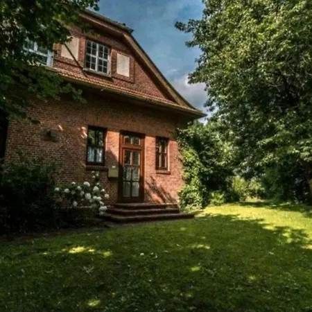 Appartamento Historisches Schulhaus Mit Kamin Fuer Familiengarten An Nordsee