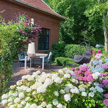 アパート Historisches Schulhaus Mit Kamin Fuer Familiengarten An Nordsee