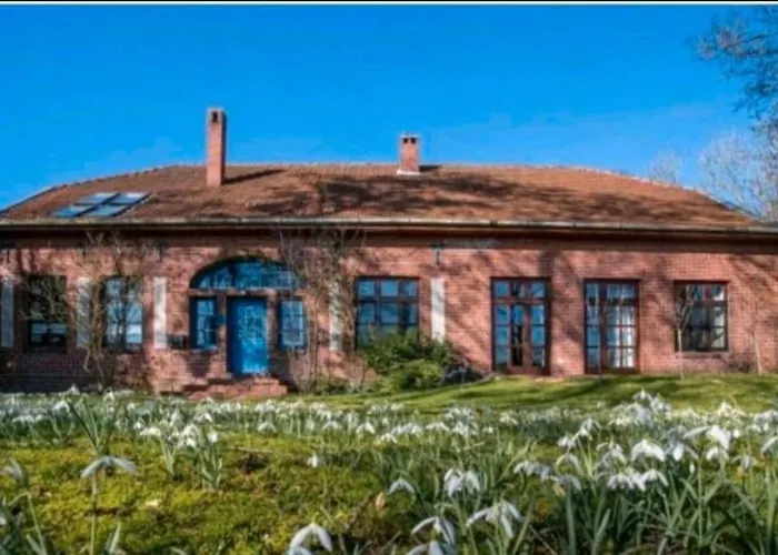 Historisches Schulhaus Mit Kamin Fuer Familiengarten An Nordsee アパート