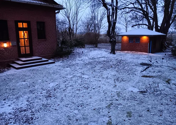 Historisches Schulhaus Mit Kamin Fuer Familiengarten An Nordsee